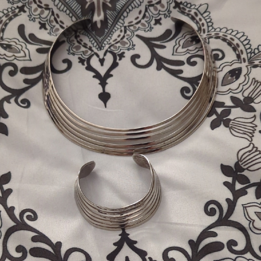Chic Silver Necklace and Bracelet Set